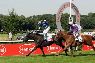 Turfdonna und Jockey Eduardo Pedroza beim Zieleinlauf des Hauptrennens um den Henkel-Preis der Diana