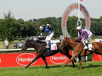 Turfdonna und Jockey Eduardo Pedroza beim Zieleinlauf des Hauptrennens um den Henkel-Preis der Diana