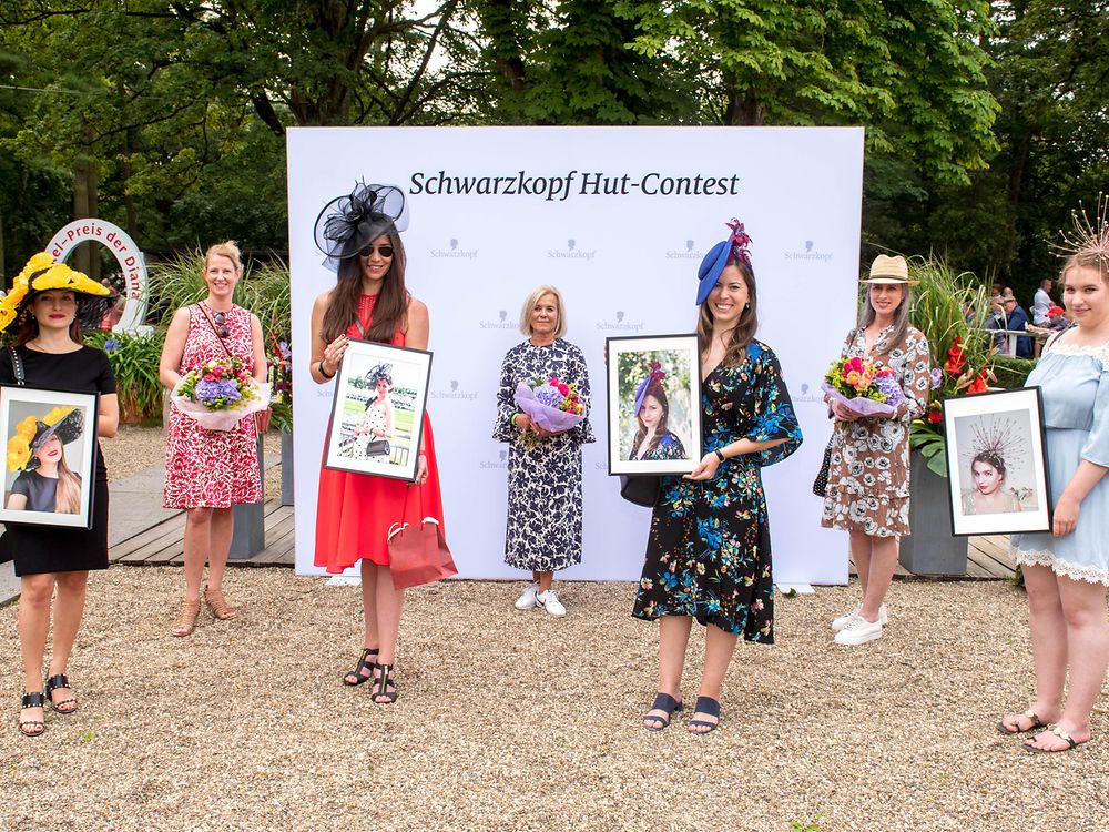 Hut-Contest Gewinnerinnen Elisa Zaft, Elena Delor, Johanna Polle und Pauline Brunzema erhielten von Nicola Surholt, Dagmar Haas-Pilwat und Dr. Vera Geisel ihre Preise (von links)