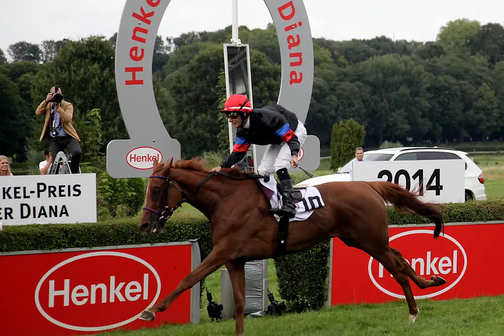 Feodora und Jockey Mirco Demuro beim Zieleinlauf des Hauptrennens um den Henkel-Preis der Diana.