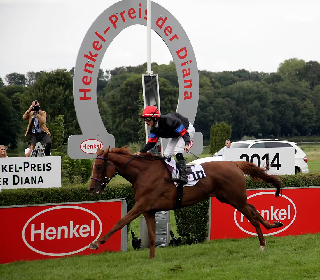 Feodora und Jockey Mirco Demuro beim Zieleinlauf des Hauptrennens um den Henkel-Preis der Diana.