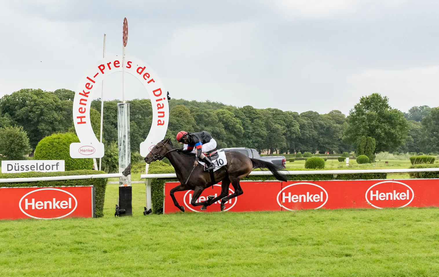 
Jockey Eduardo Pedroza auf Palmas gewinnt das Hauptrennen um den Henkel-Preis der Diana