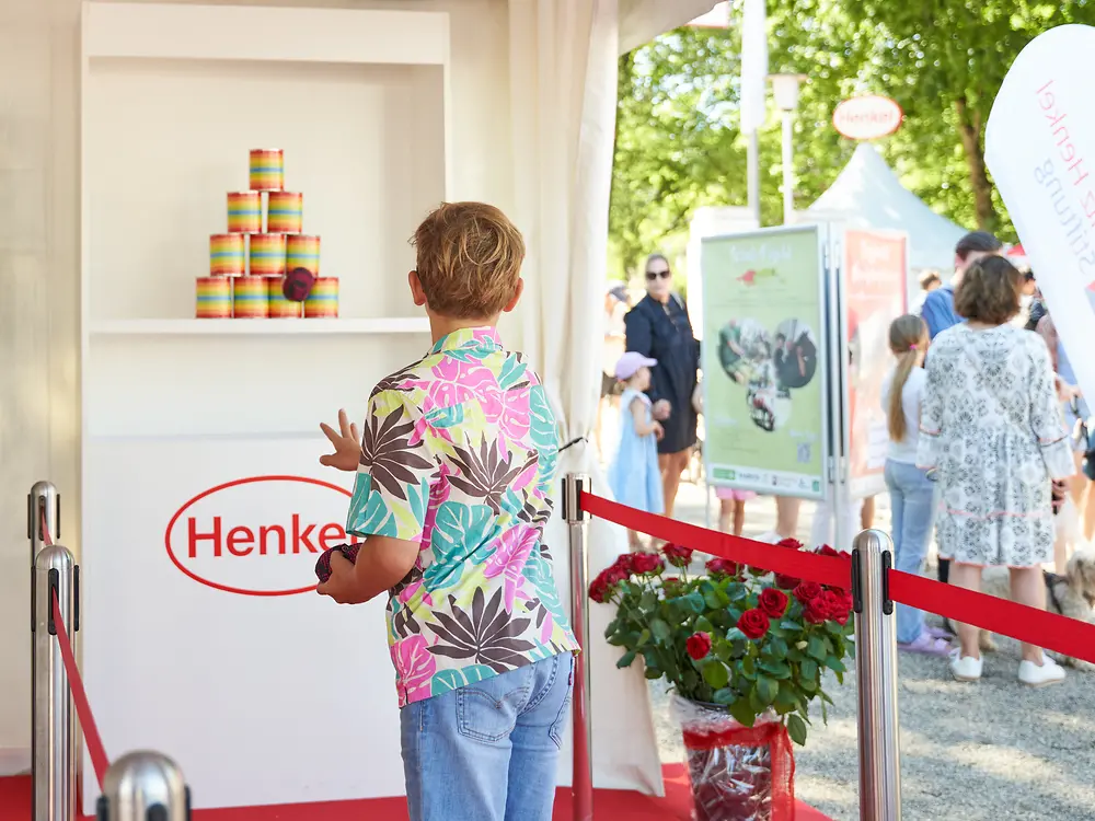 Dosenwerfen für den guten Zweck beim Henkel-Preis der Diana 2022