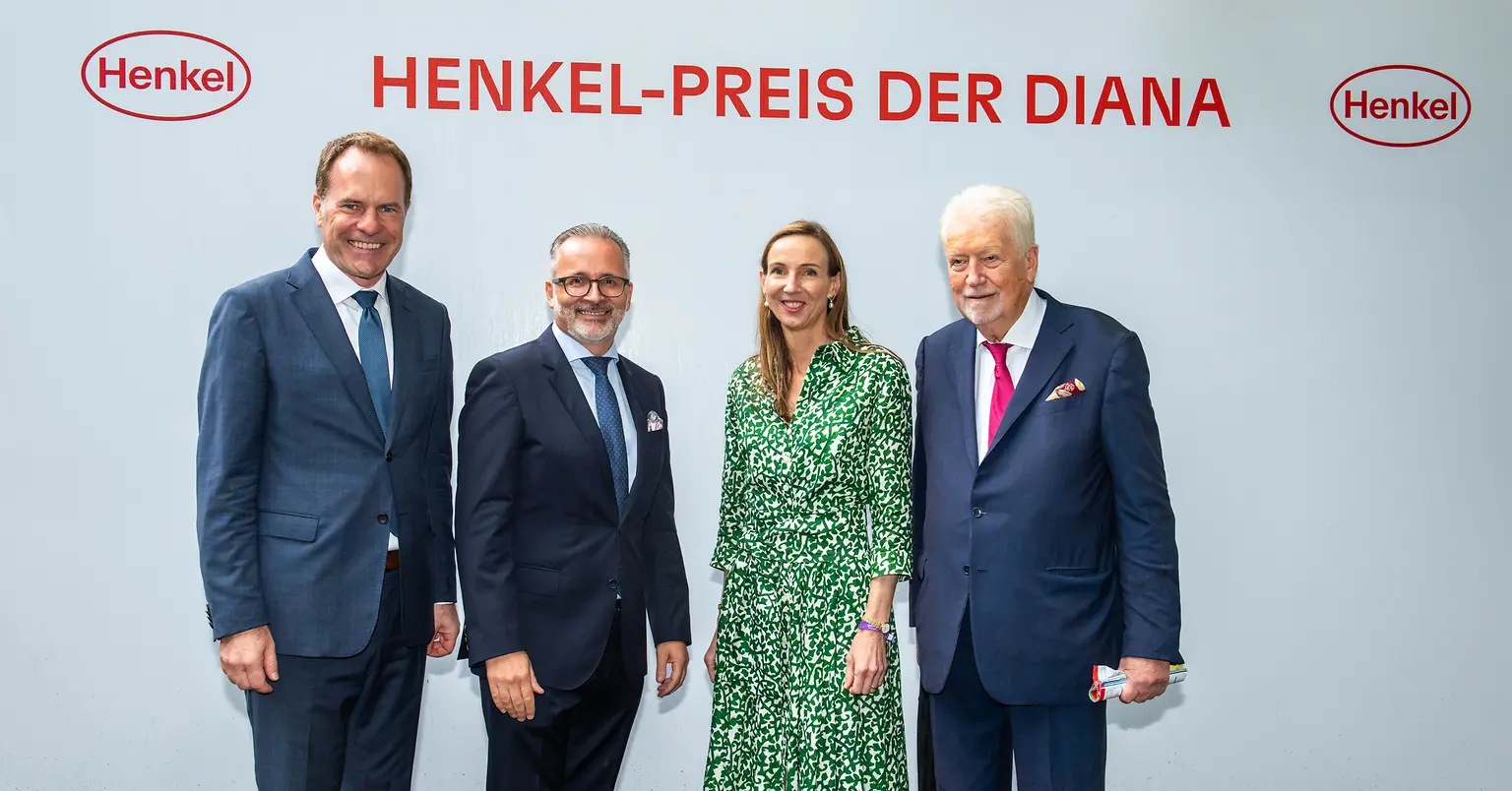 
Dr. Stephan Keller, Carsten Knobel, Dr. Simone Bagel-Trah und Peter M. Endres beim Henkel-Renntag 2023 (von links)