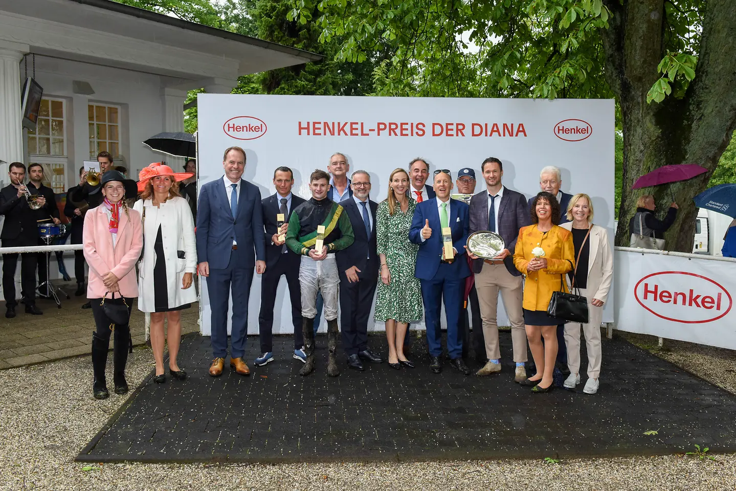 
Siegerehrung: Der Henkel-Preis der Diana 2023 geht an Jockey Lukas Delozier und die Stute Muskoka.