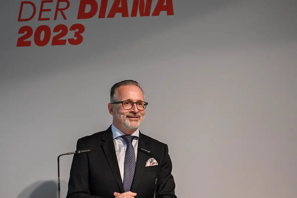 
Carsten Knobel bei der Begrüßung der Gäste in der Henkel-Lounge.