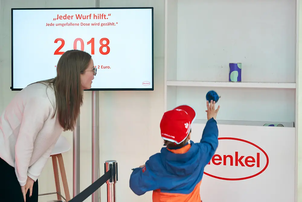 
Dosenwerfen für den guten Zweck: Für jede abgeworfene Dose spendet die Fritz Henkel Stiftung für gemeinnützige Projekte.