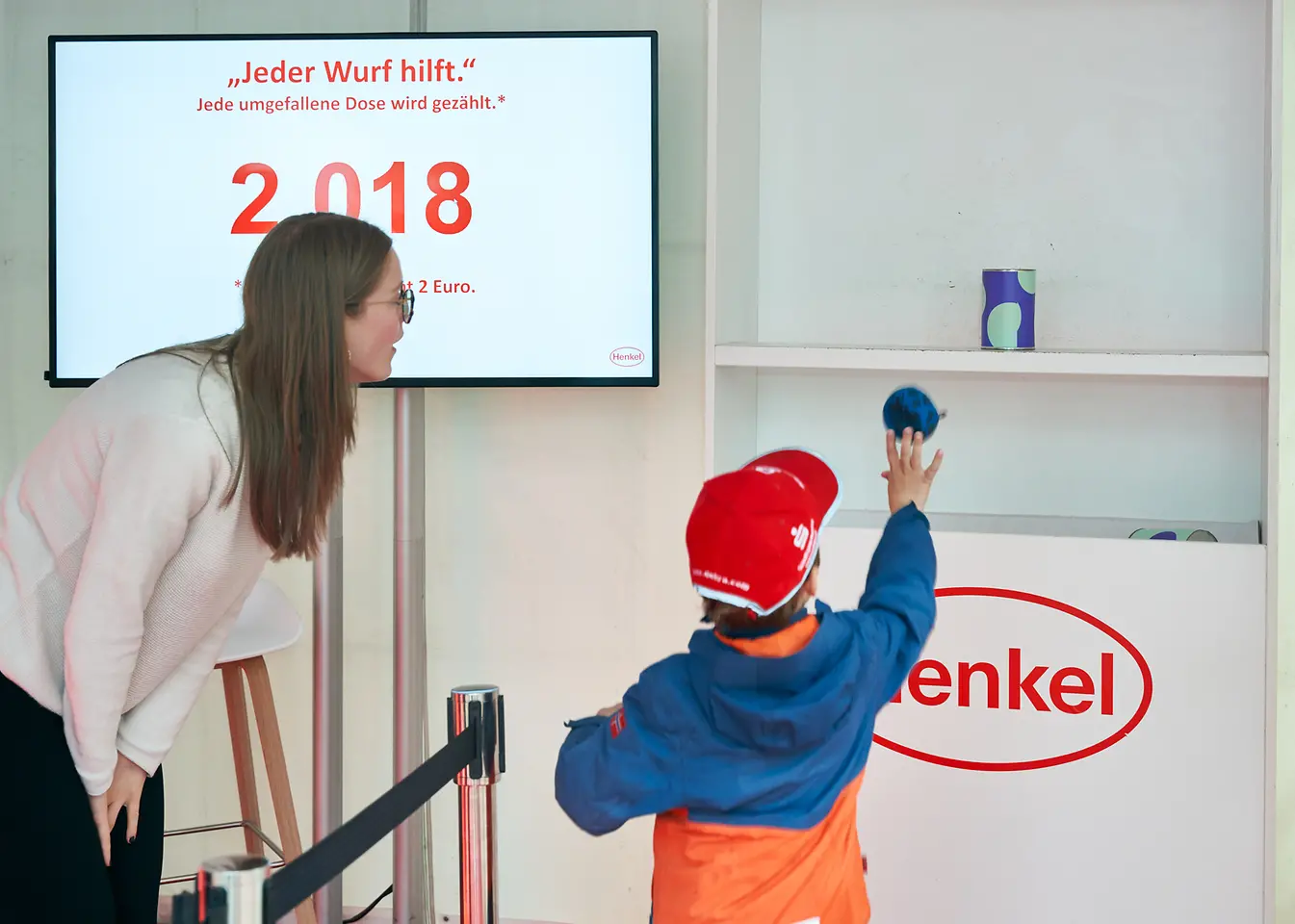
Dosenwerfen für den guten Zweck: Für jede abgeworfene Dose spendet die Fritz Henkel Stiftung für gemeinnützige Projekte.