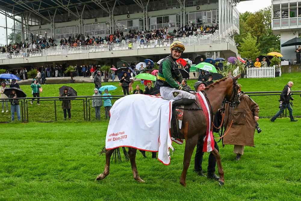 
Die siegreiche Stute Muskoka mit Jockey Lukas Delozier.