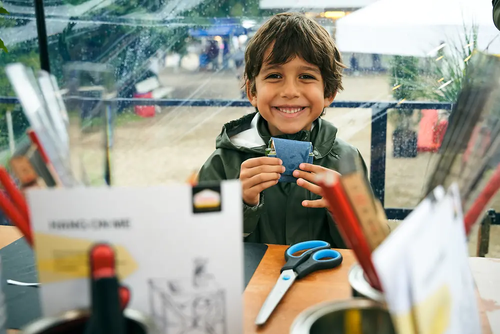 
Am Pattex-Upcycling-Stand konnten auch kleine Besucher:innen aus alten Gegenständen etwas Neues kreieren.