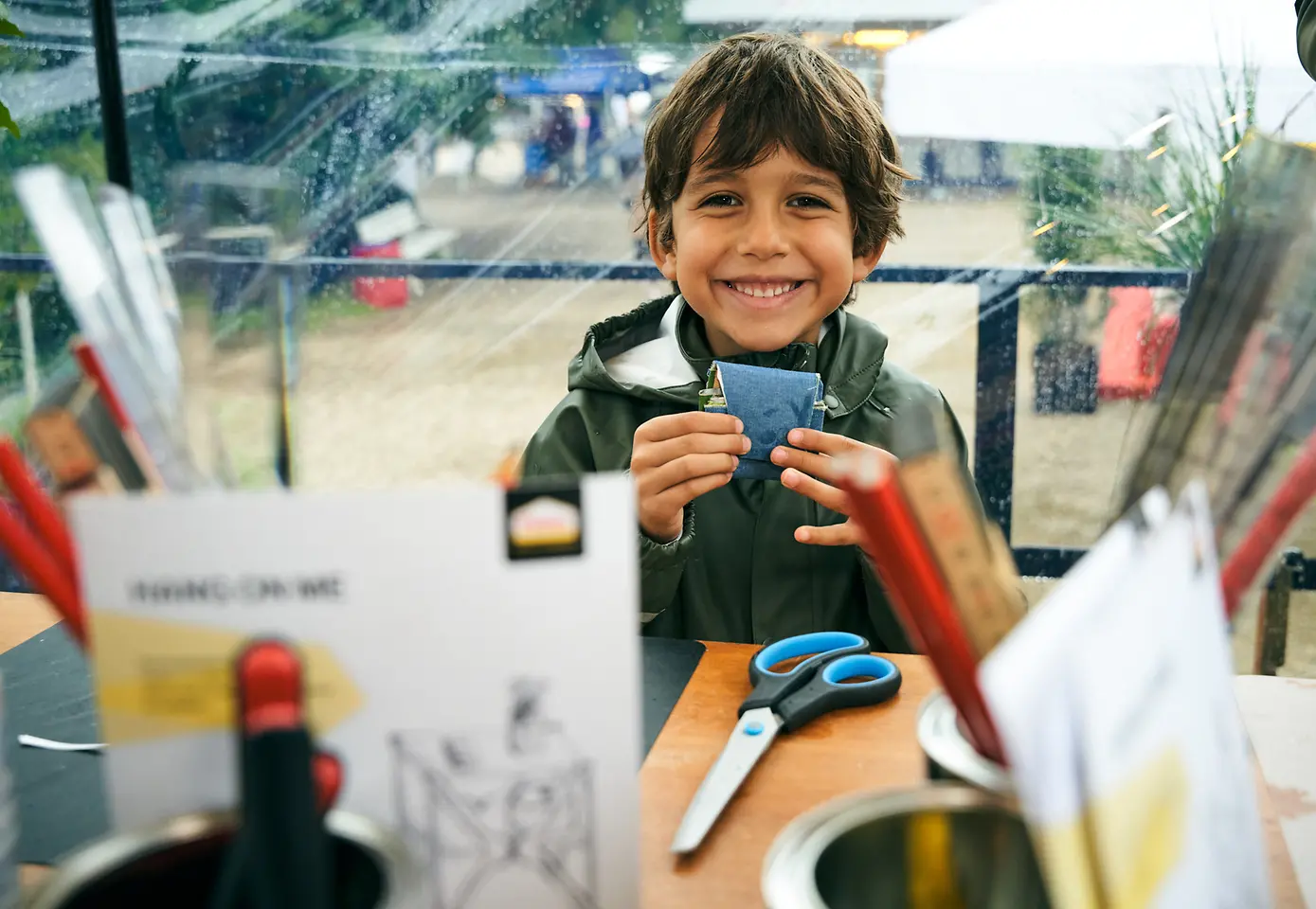 
Am Pattex-Upcycling-Stand konnten auch kleine Besucher:innen aus alten Gegenständen etwas Neues kreieren.