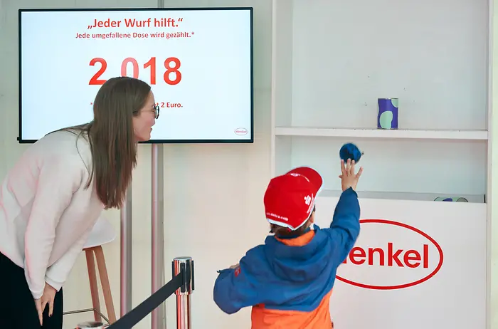 Dosenwerfen für den guten Zweck beim Henkel-Renntag 2023