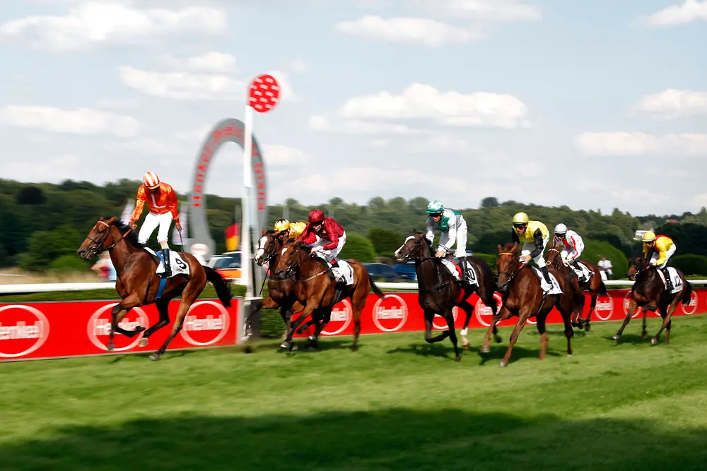 Penelopa und Jockey Eduardo Pedroza beim Zieleinlauf beim Hauptrennen Henkel-Preis der Diana