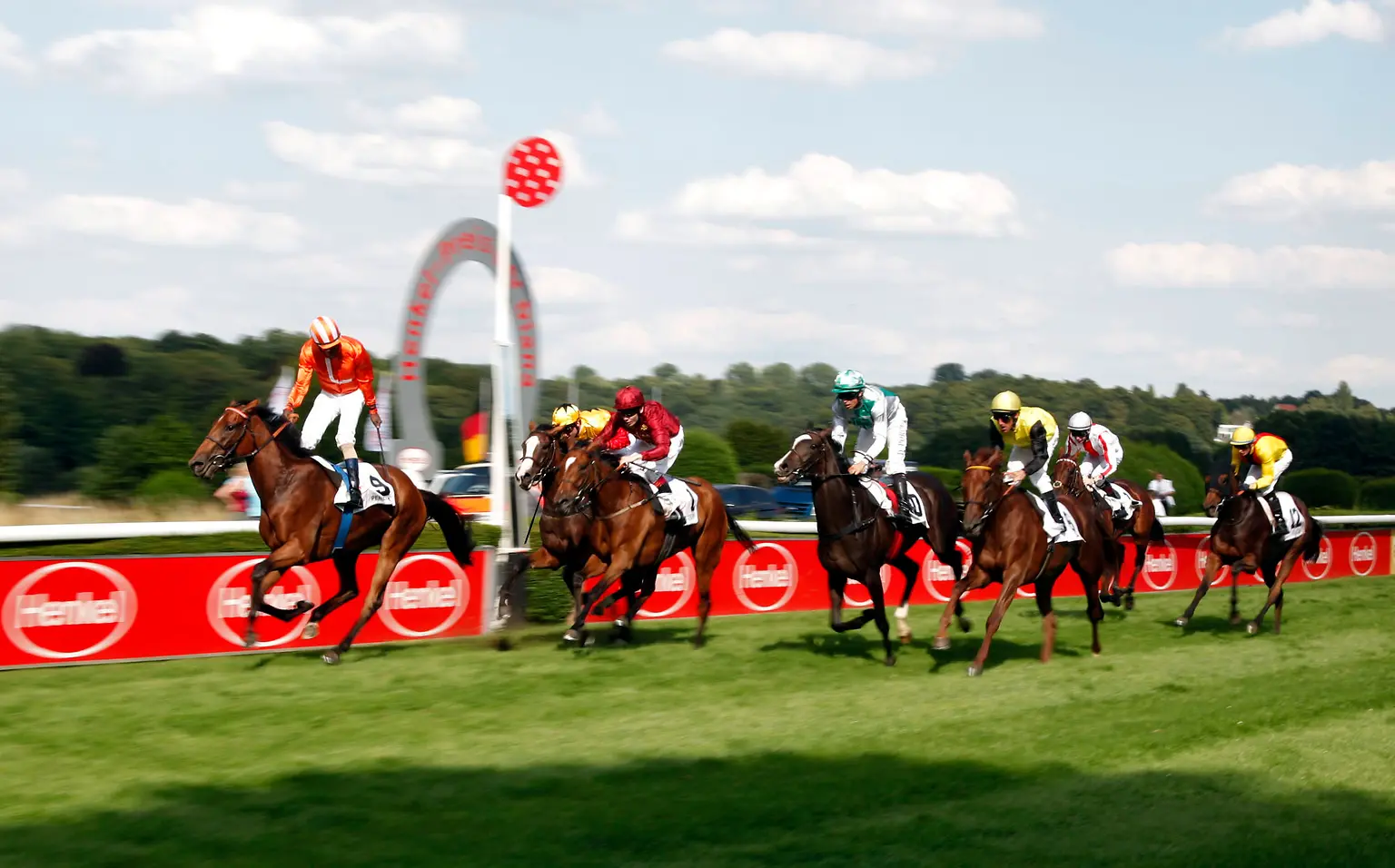 Penelopa und Jockey Eduardo Pedroza beim Zieleinlauf beim Hauptrennen Henkel-Preis der Diana