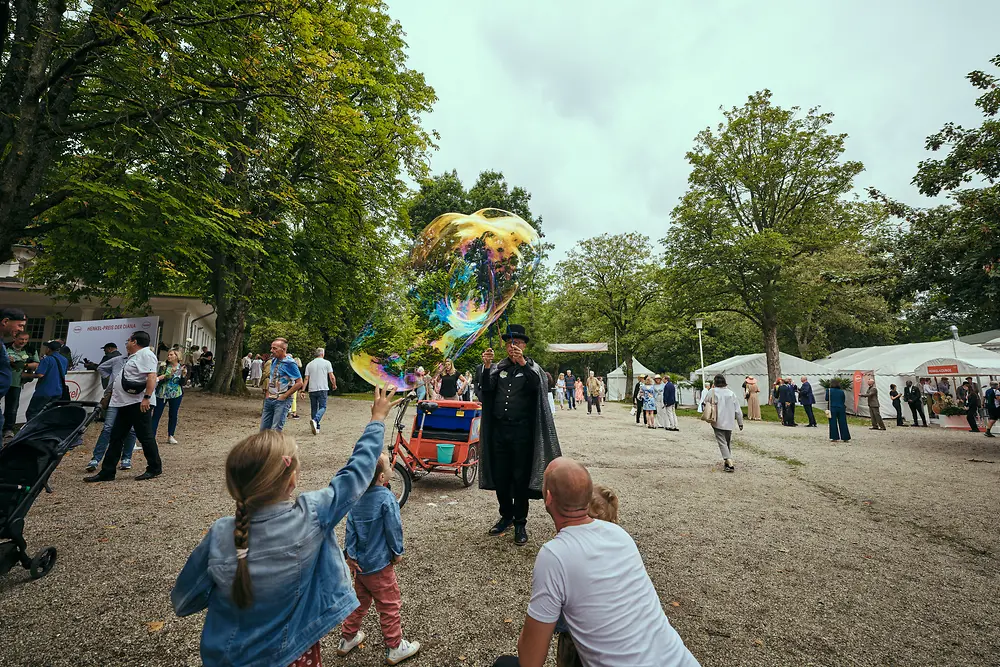 Kinder mit Zauberer auf dem Düsseldorfer Renntag