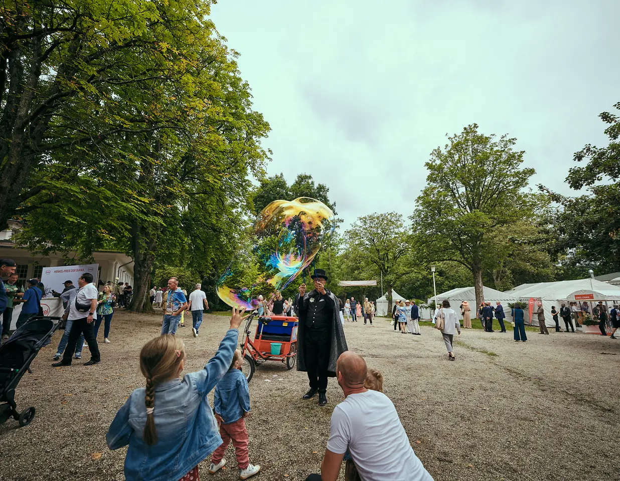 Kinder mit Zauberer auf dem Düsseldorfer Renntag