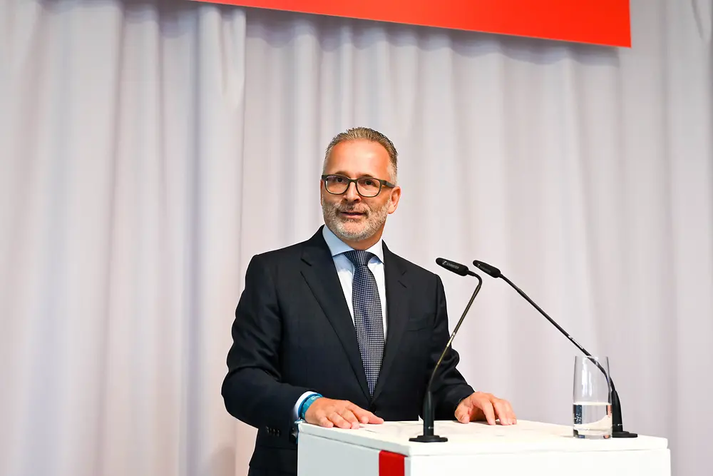 
Carsten Knobel, Vorstandsvorsitzender von Henkel, begrüßte die Gäste in der Lounge.