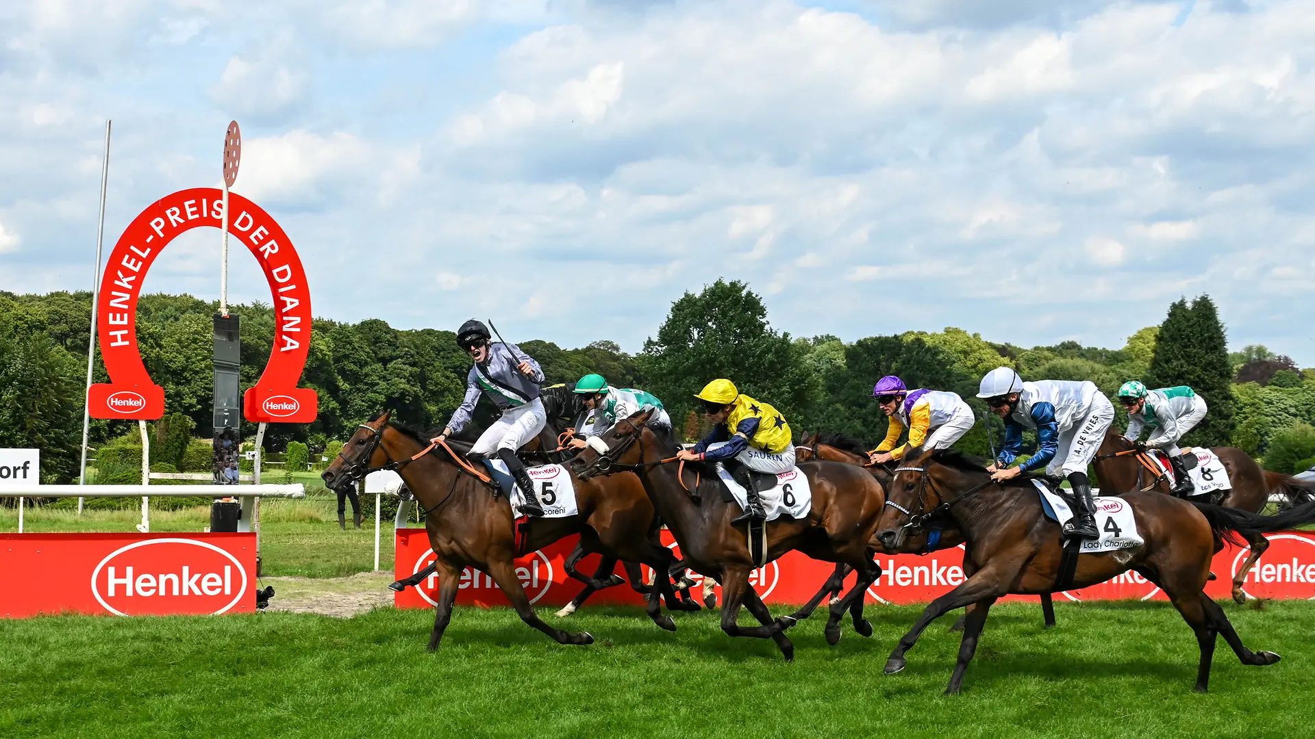 
Jockey Leon Wolff auf der Stute Nicoreni beim Hauptrennen um den Henkel-Preis der Diana.
Foto: Steffen Hauser