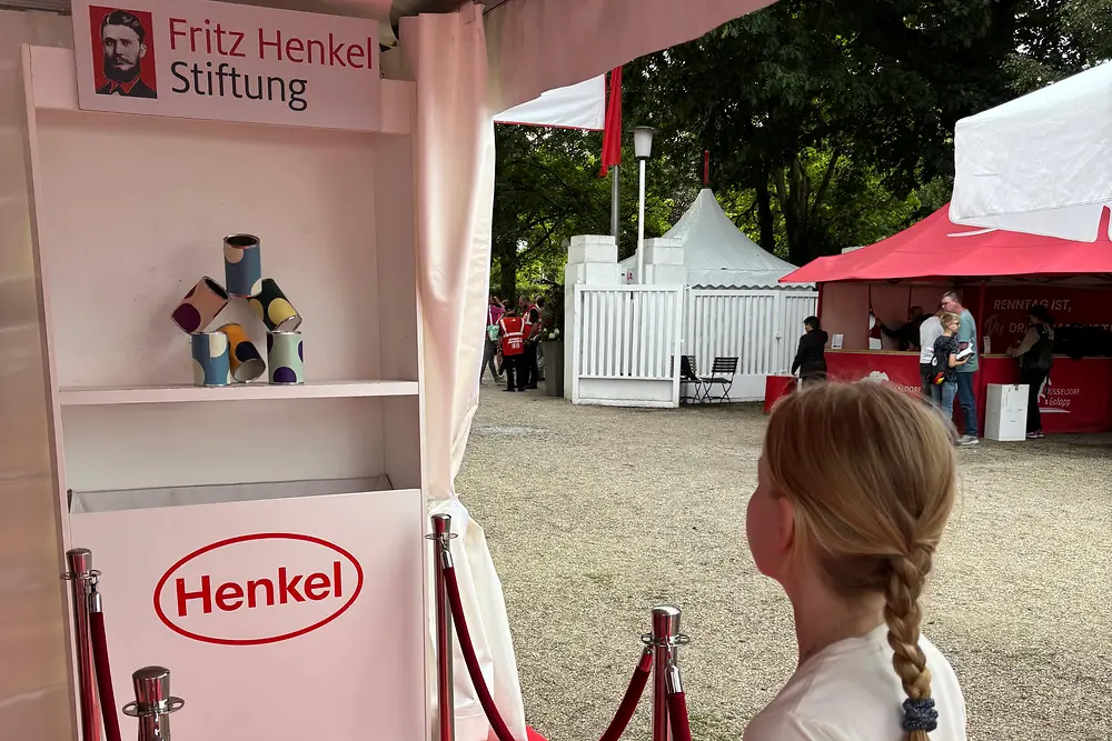 
Dosenwerfen für den guten Zweck beim Henkel-Renntag 2025
