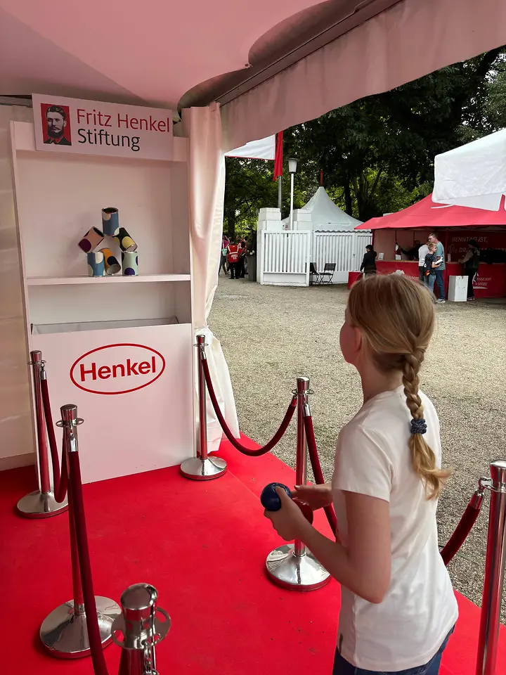 
Dosenwerfen für den guten Zweck beim Henkel-Renntag 2025