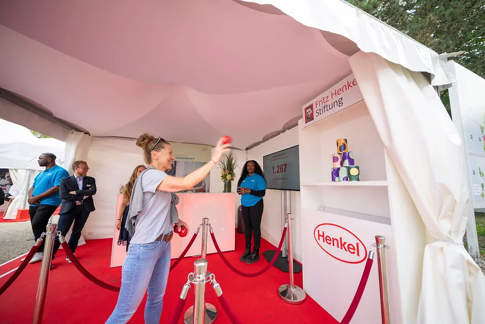 
Dosenwerfen für den guten Zweck beim Henkel-Renntag 2025