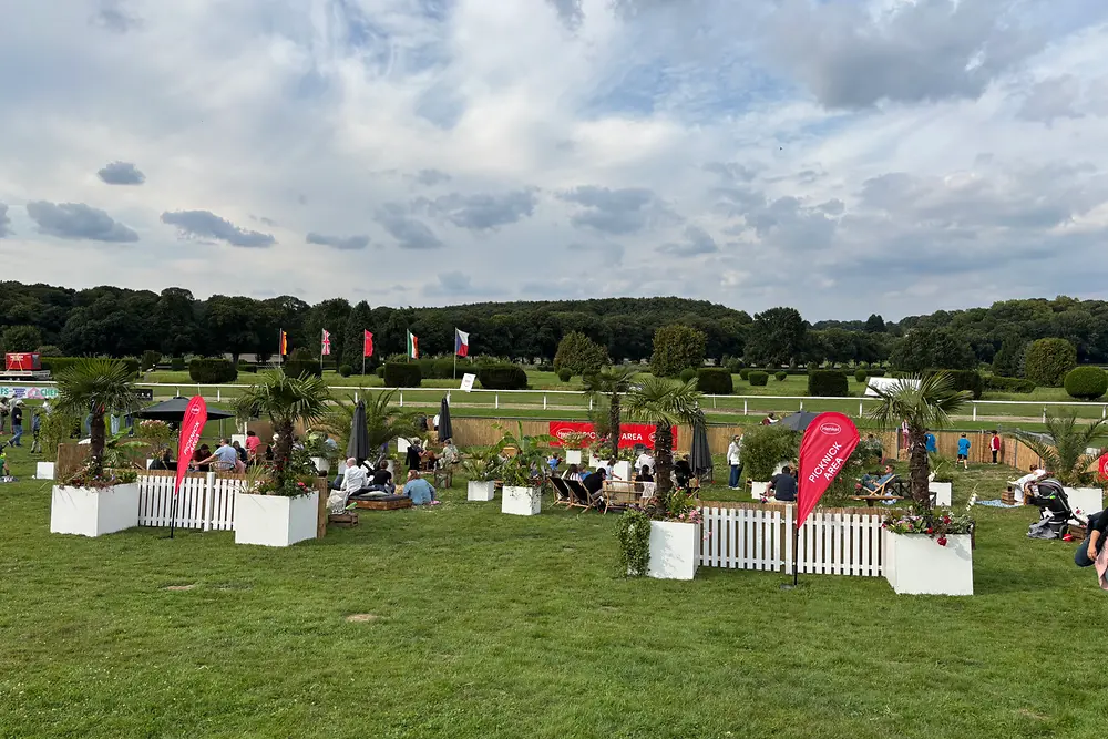 
Picknick-Bereich auf der Galopp-Rennbahn beim Henkel-Renntag 2025.