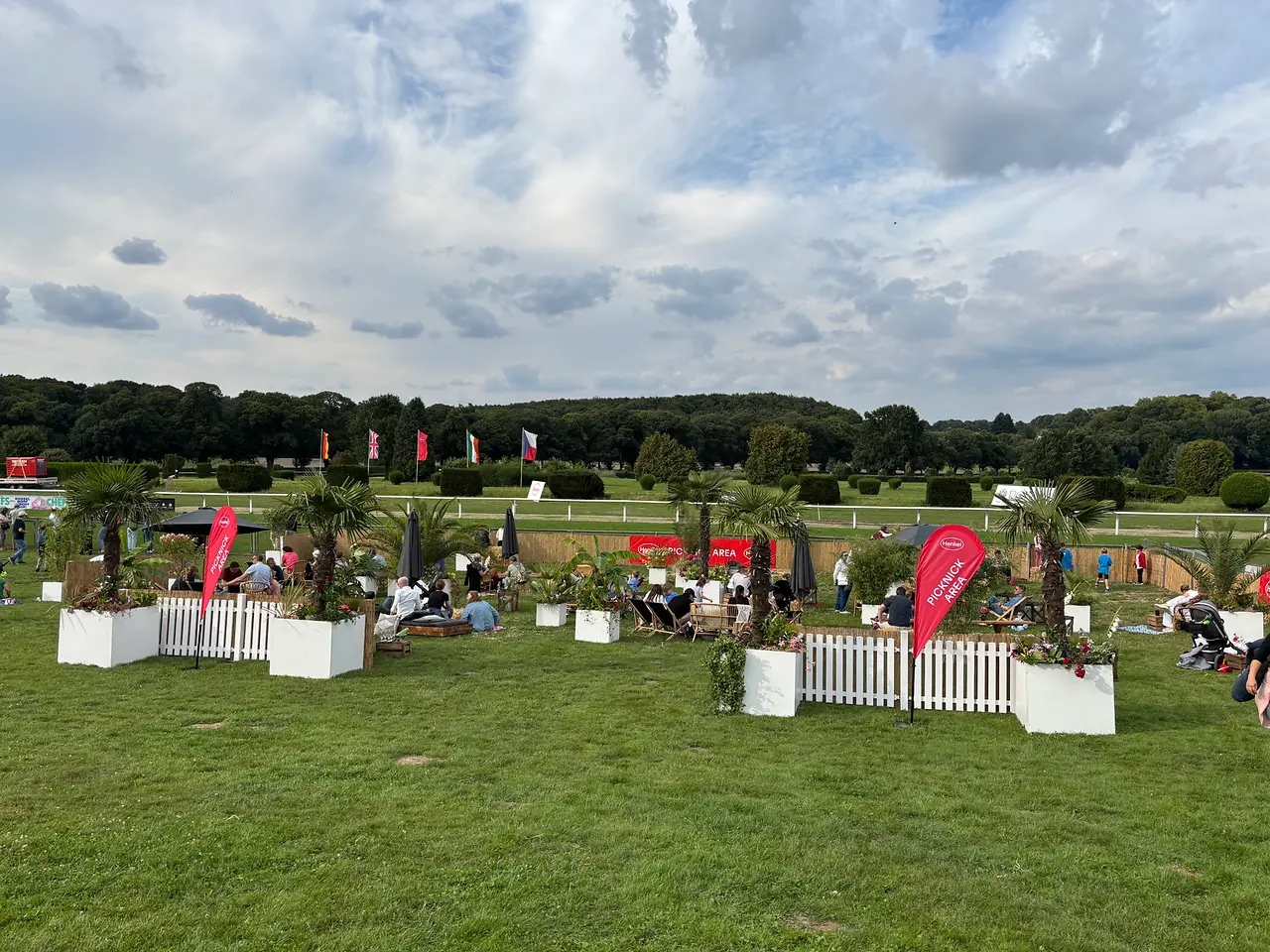
Picknick-Bereich auf der Galopp-Rennbahn beim Henkel-Renntag 2025.