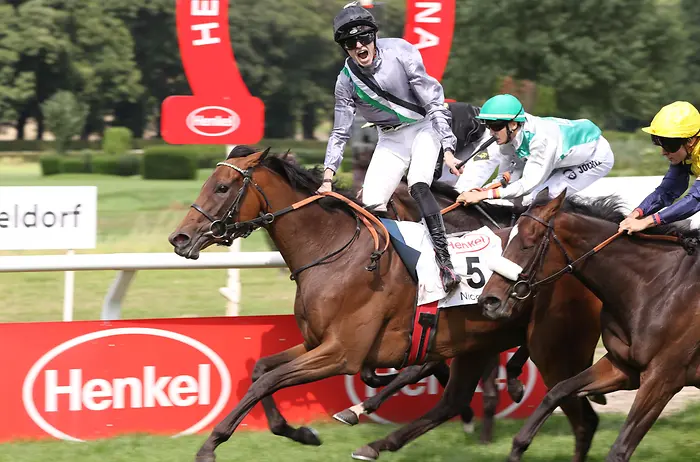 
Jockey Leon Wolff auf der Stute Nicoreni beim Hauptrennen um den Henkel-Preis der Diana 2025.