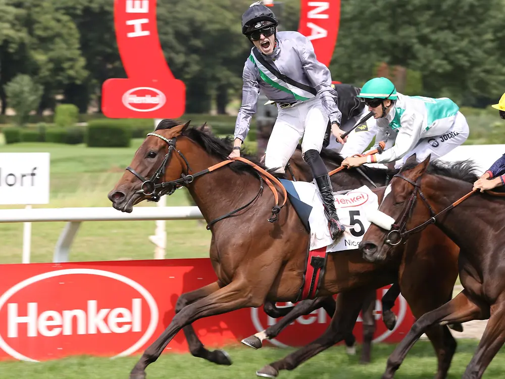 
Jockey Leon Wolff auf der Stute Nicoreni beim Hauptrennen um den Henkel-Preis der Diana 2025.