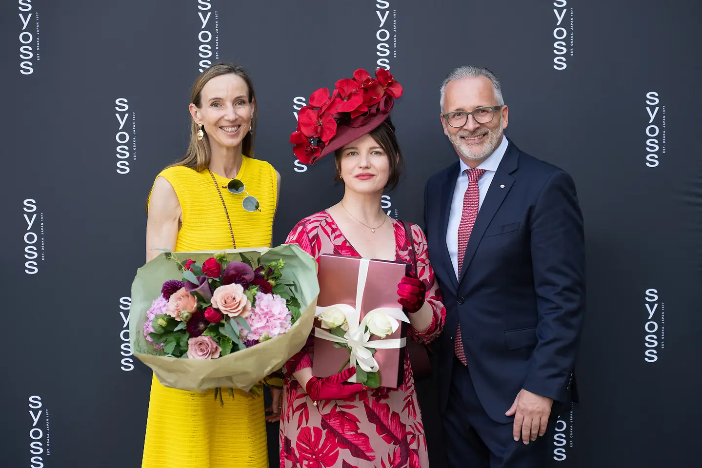 
Dr. Simone Bagel-Trah und Carsten Knobel mit der diesjährigen Siegerin des Syoss Hut-Wettbewerbs für den kreativsten Hut Beatrix Radoslavova.
Foto: Daniel Koke