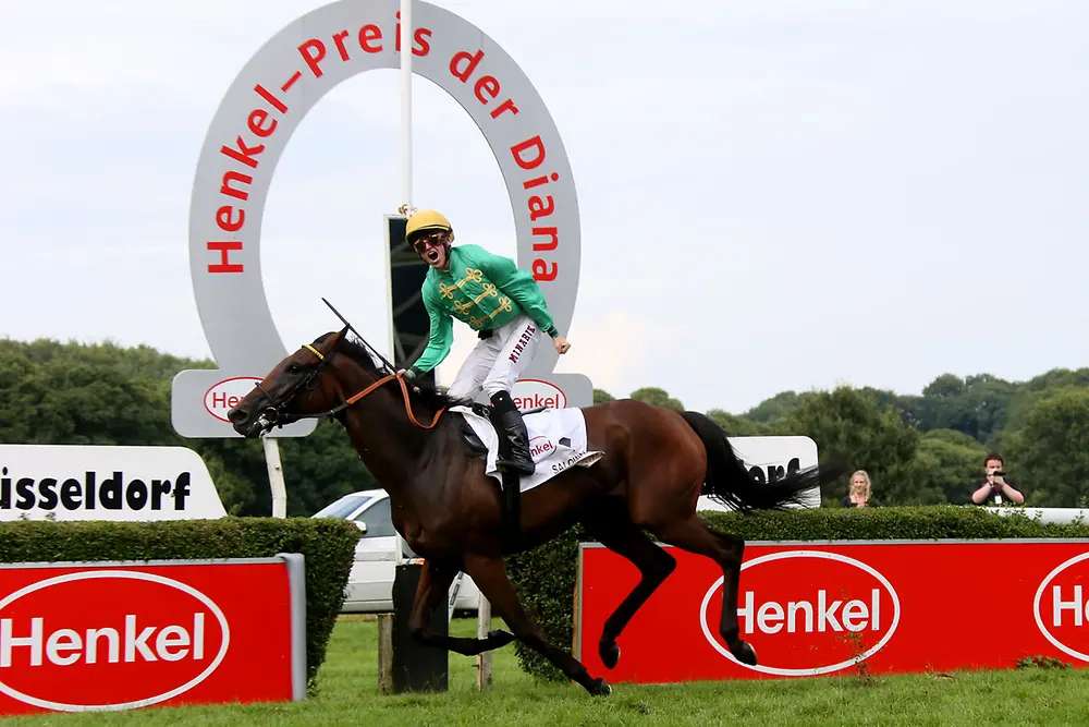 Salomina und Jockey Filip Minarik beim Zieleinlauf beim Hauptrennen Henkel-Preis der Diana