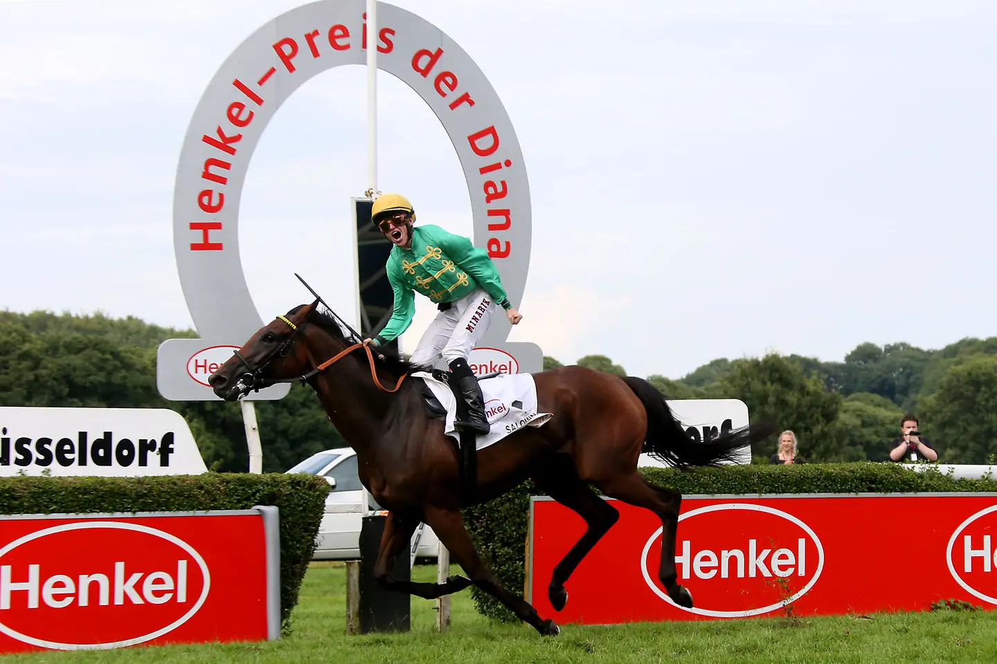 Salomina und Jockey Filip Minarik beim Zieleinlauf beim Hauptrennen Henkel-Preis der Diana