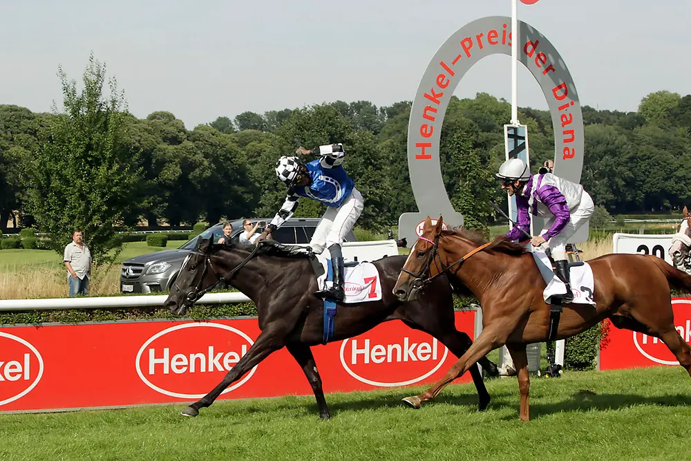 Turfdonna und Jockey Eduardo Pedroza beim Zieleinlauf des Hauptrennens um den Henkel-Preis der Diana