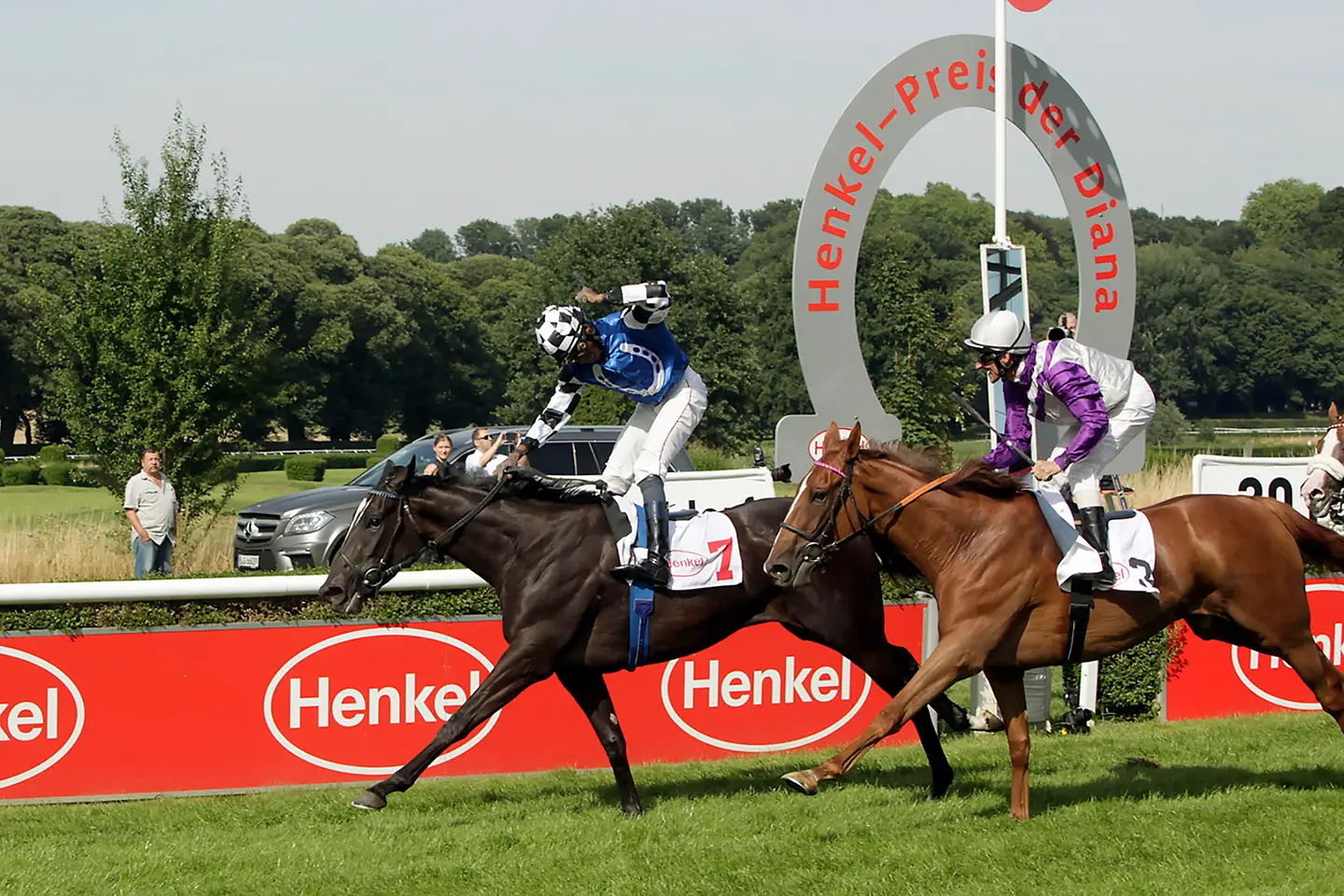 Turfdonna und Jockey Eduardo Pedroza beim Zieleinlauf des Hauptrennens um den Henkel-Preis der Diana