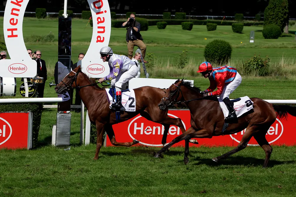 Lacazar und Jockey Andrasch Starke beim Zieleinlauf des Hauptrennens um den Henkel-Preis der Diana