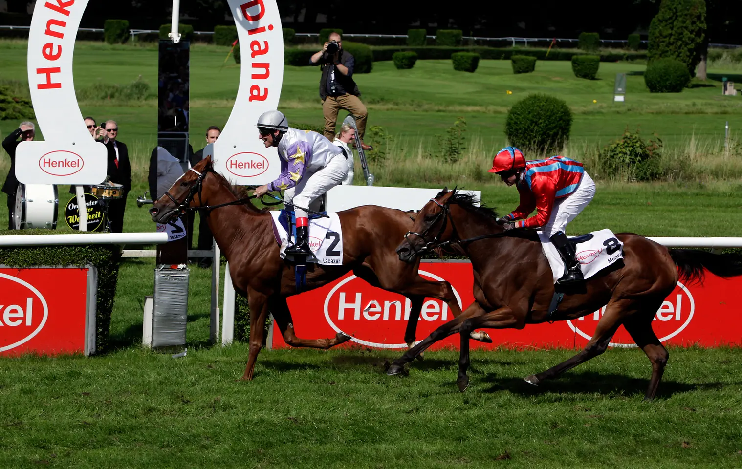 Lacazar und Jockey Andrasch Starke beim Zieleinlauf des Hauptrennens um den Henkel-Preis der Diana