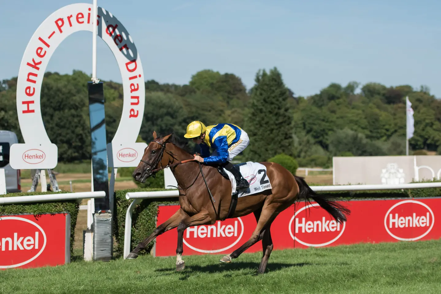 Well Timed und Jockey Filip Minarik beim Zieleinlauf des Hauptrennens um den Henkel-Preis der Diana