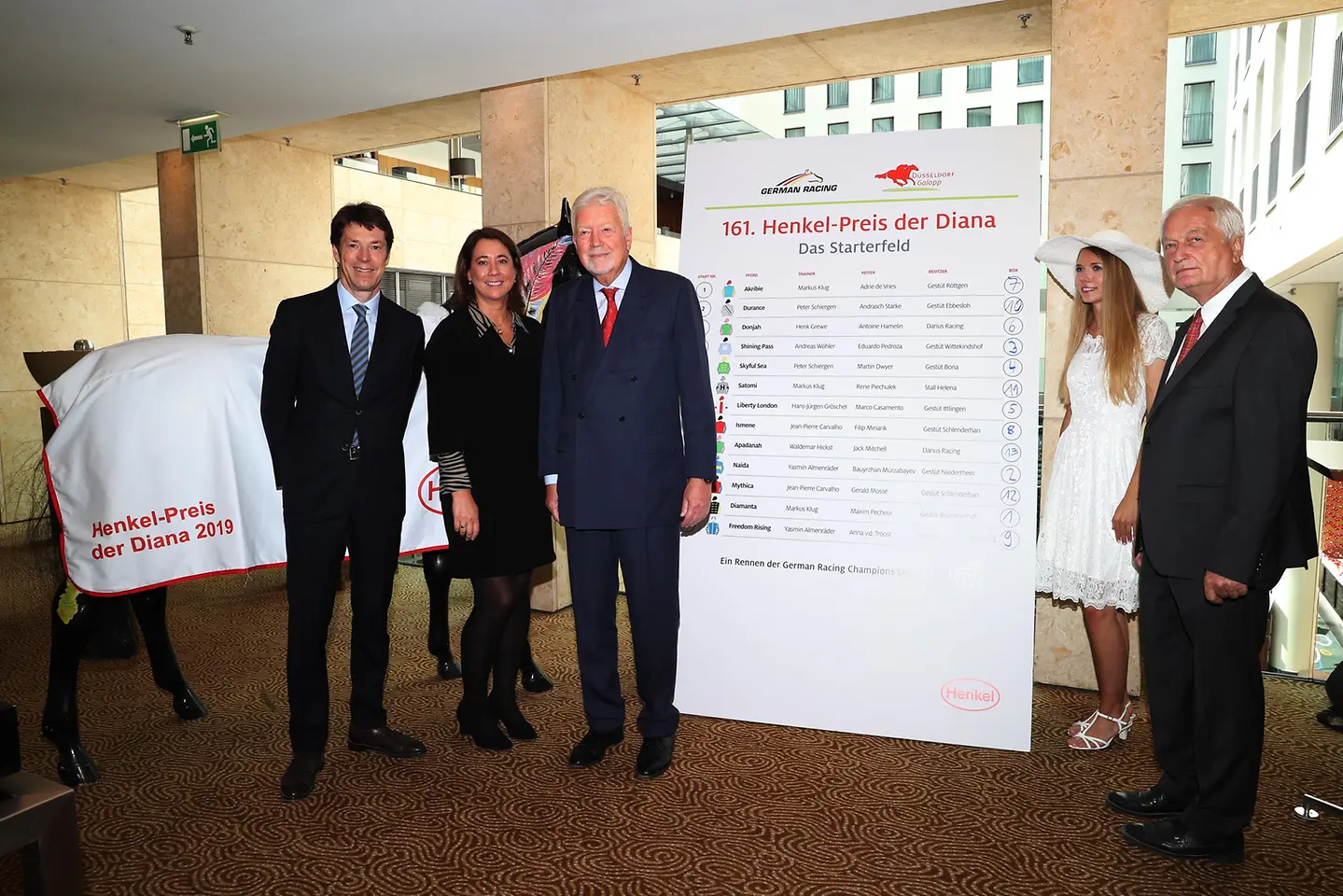 Bei der Pressekonferenz zur Auslosung der Startplätze: Alexander Pieper von Henkel, Hoteldirektorin Britta Kutz vom InterContinental Düsseldorf, Peter M. Endres, Präsident des Düsseldorfer Reiter- und Rennvereins, die Weiße Dame von Persil und Günther Gudert, Geschäftsführer des Düsseldorfer Reiter- und Rennvereins.