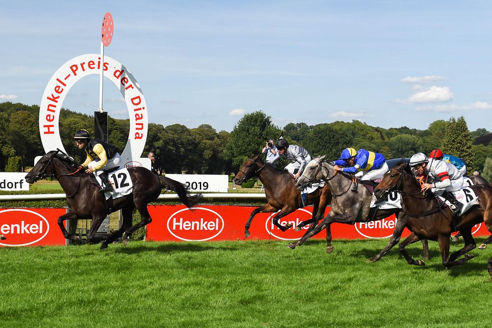 Jockey Maxim Pecheur auf der Stute Diamanta beim Zieleinlauf des Hauptrennens um den Henkel-Preis der Diana.
