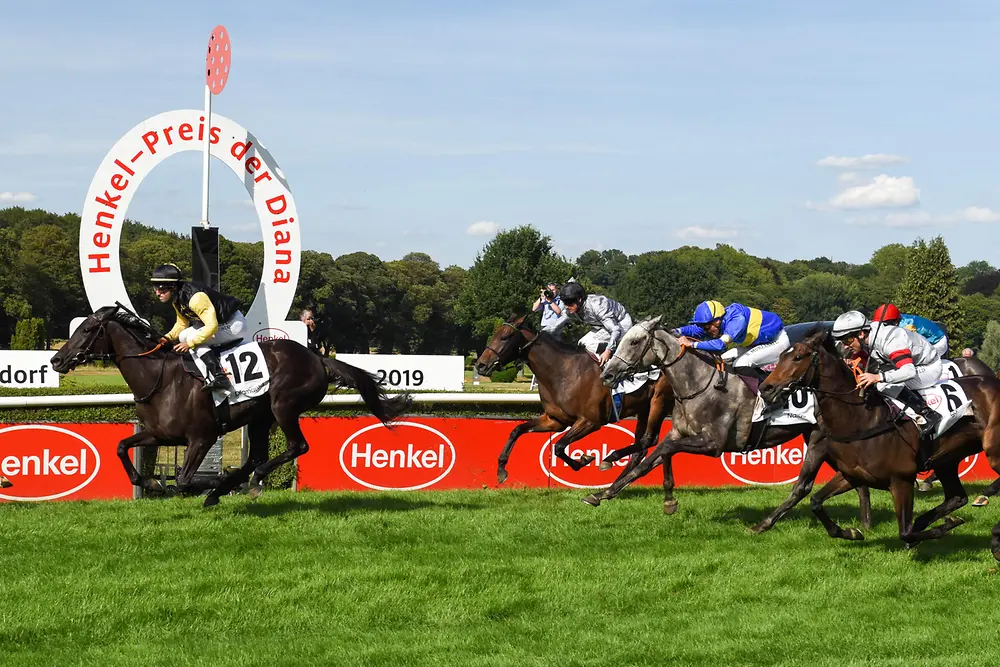 Jockey Maxim Pecheur auf der Stute Diamanta beim Zieleinlauf des Hauptrennens um den Henkel-Preis der Diana.