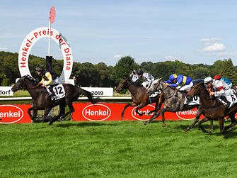 Jockey Maxim Pecheur auf der Stute Diamanta beim Zieleinlauf des Hauptrennens um den Henkel-Preis der Diana.