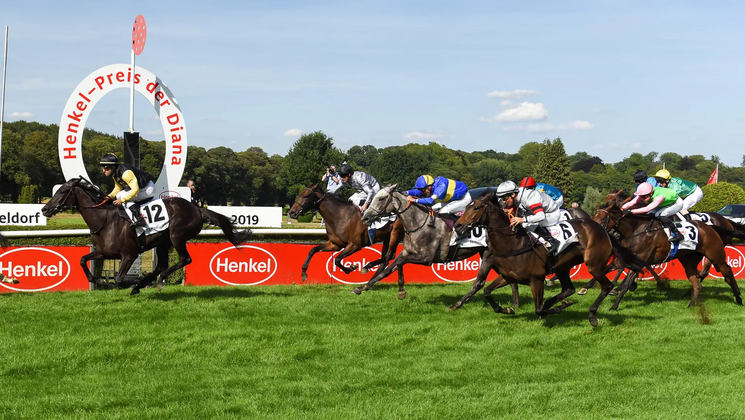 Jockey Maxim Pecheur auf der Stute Diamanta beim Zieleinlauf des Hauptrennens um den Henkel-Preis der Diana.